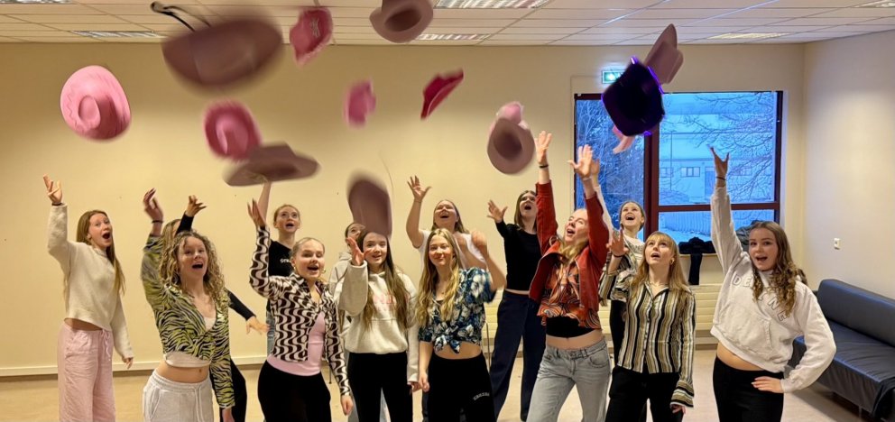 Hluti leikhópsins við æfingar. MYND AÐSEND