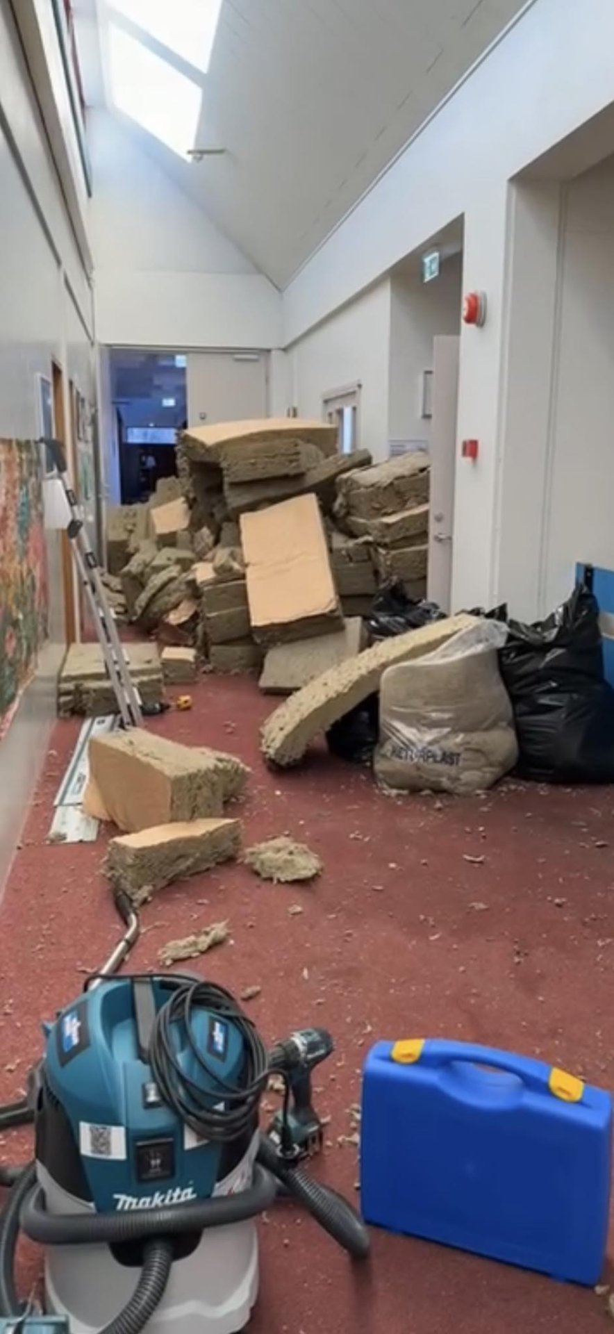 Þessi mynd segir nú bara lítinn hluta sögunnar því allt var á floti þegar starfsmenn komu í skólann á þriðjudagsmorgni. MYND: KG