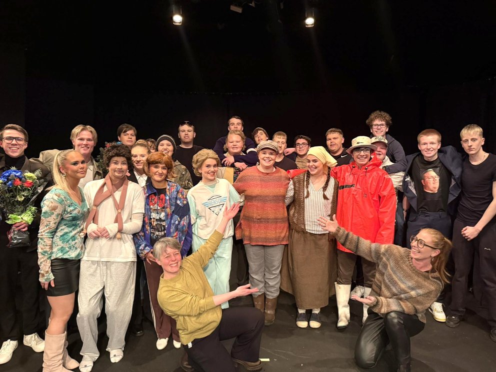 Leikarar, starfsfólk ásamt skólameisrara og aðstoðarskólameistara. MYND AF FACEBOOK