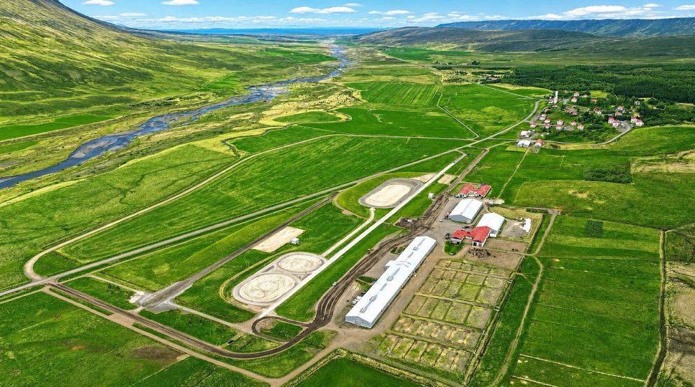 Horft yfir mótssvæðið og Hóla í Hjaltadal. Á myndum neðar gefur að líta Áskel Heiðar og síðan myndir frá framkvæmdum og úrtökumótum á Hólum. MYND: KÁRI HEIÐAR