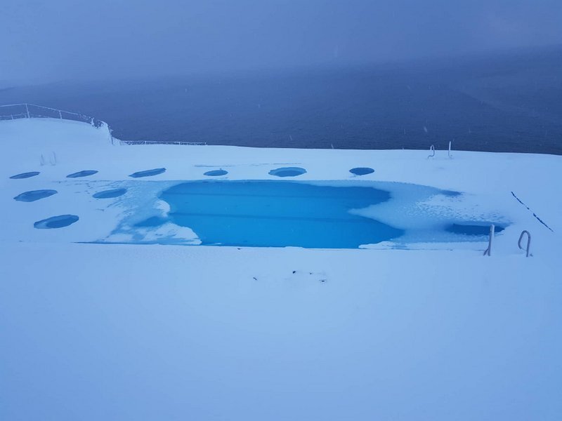 Það er snjóþungt í sundlauginni á Hofsósi í dag. Myndir: Margrét Árnadóttir