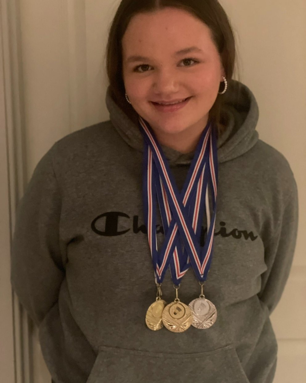 Júlía Marín með medalíurnar sem hún vann á einu badmintonmótinu. MYNDIR AÐSENDAR