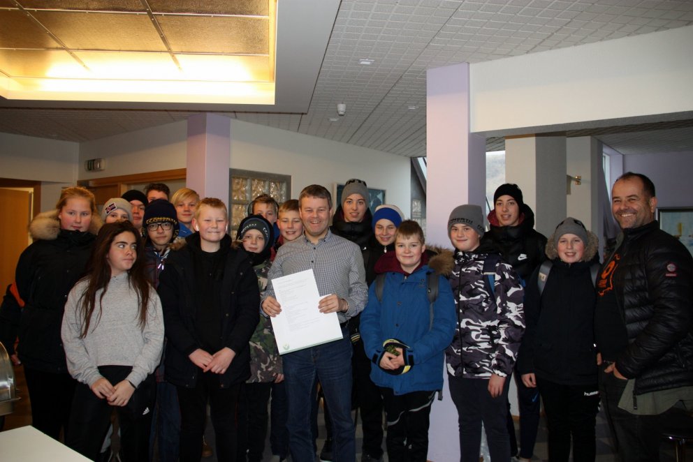 Nemendur 8. bekkjar Árskóla ásamt Sigfúsi Inga Sigfússyni sveitarstjóra. Mynd: Heba Guðmundsdóttir.