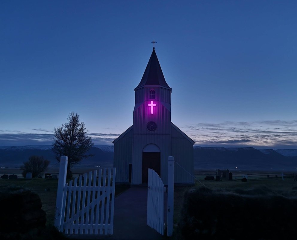 Glaumbæjarkirkja í morgunsárið á bleikum degi. Mynd: HMJ
