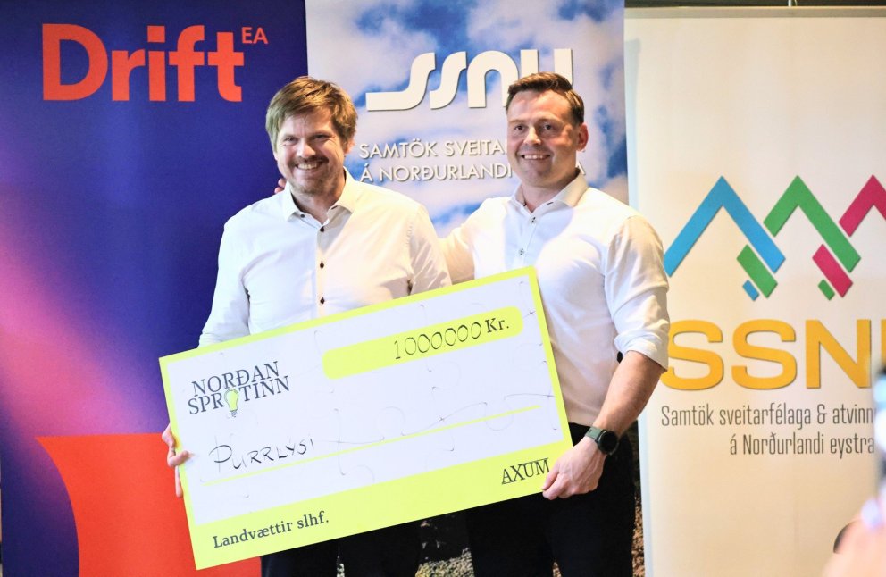 Páll Þór Ingvarsson fulltrúi Þurrlýsis tekur við verðlaunafé af Hreini Haulksyni fulltrúa dómnefndar. Mynd: Aðsend.