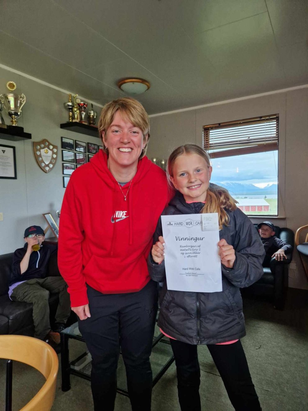 Hér eru þær stöllur Dagbjört og Nína með verðlaunin. Mynd aðsend.
