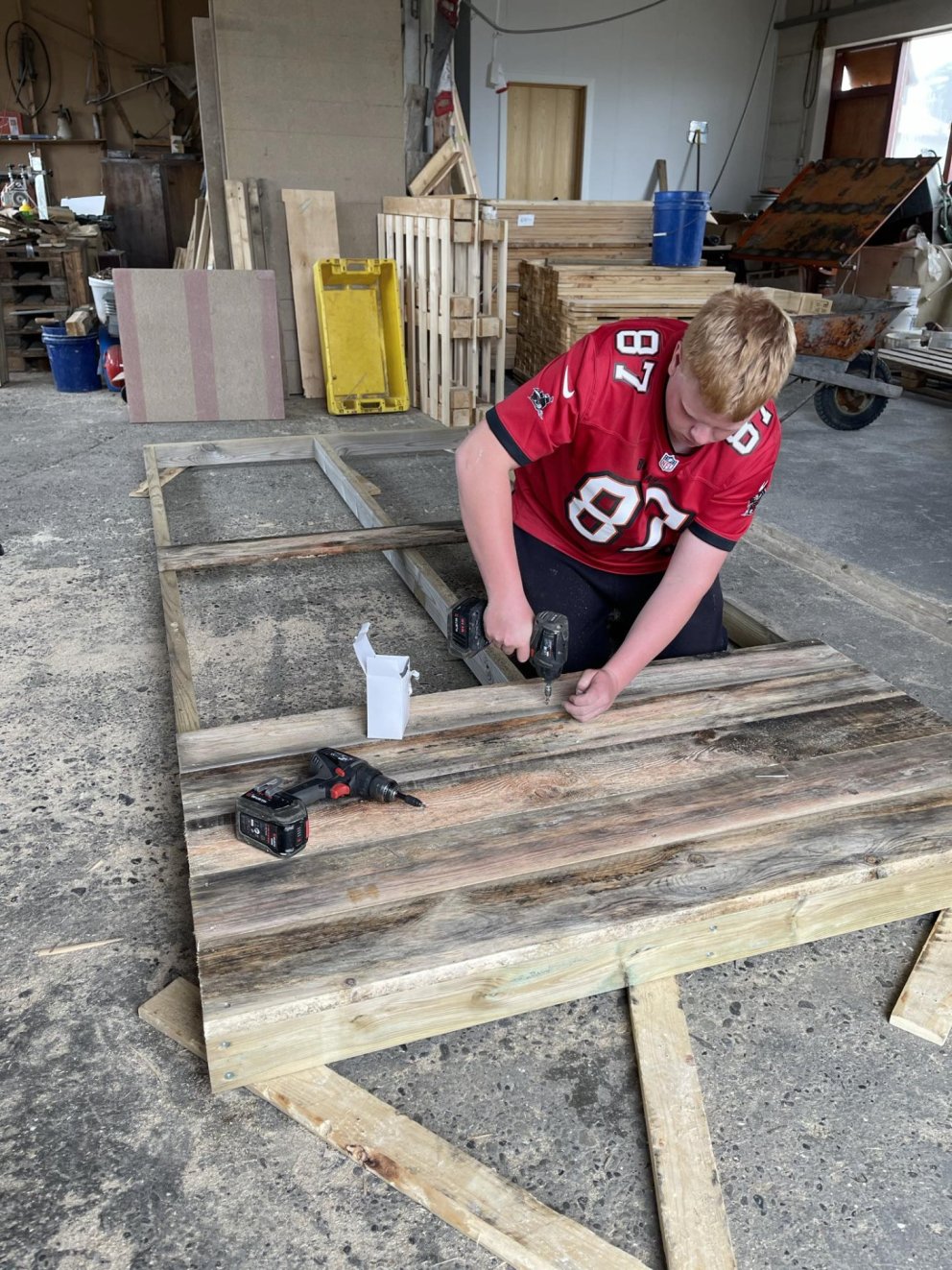 Snæbjörn Elfar Arnarsson að smíða teig fyrir frispívöllinn. MYNDIR AÐSENDAR.