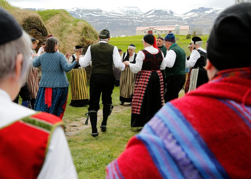 Dansfélagið Vefarinn steig nokkur dansspor fyrir safngesti. Í forgrunni glittir í Pilsaþytskonur. Myndir: Gunnhildur Gísladóttir