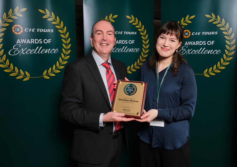 Stephen Cotter framkvæmdastjóri CIE Tours ásamt Ylfu Leifsdóttur sem tók á móti viðurkenningunni fyrir Glaumbæ. MYND AÐSEND