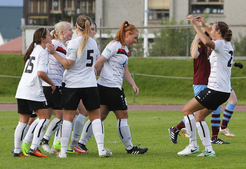 Stelpurnar fagna sigurmarki Maríu Daggar (önnur frá vinstri) sem kom á 90. mínútu. MYND: ÓAB