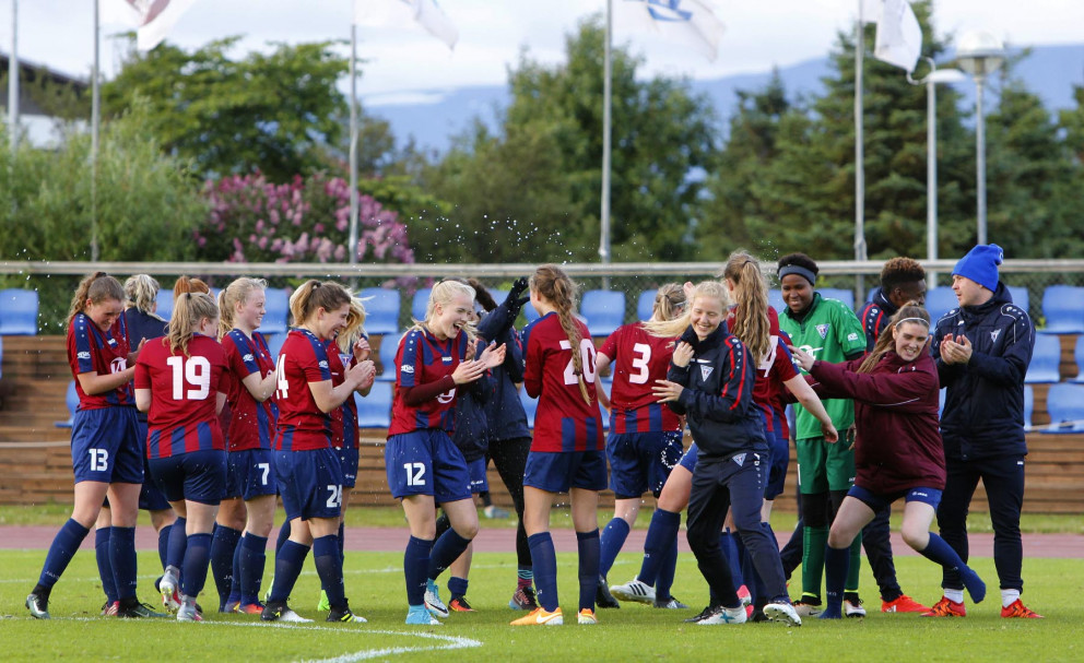 Stólastúlkur fagna góðum sigri á liði ÍA. MYNDIR: ÓAB