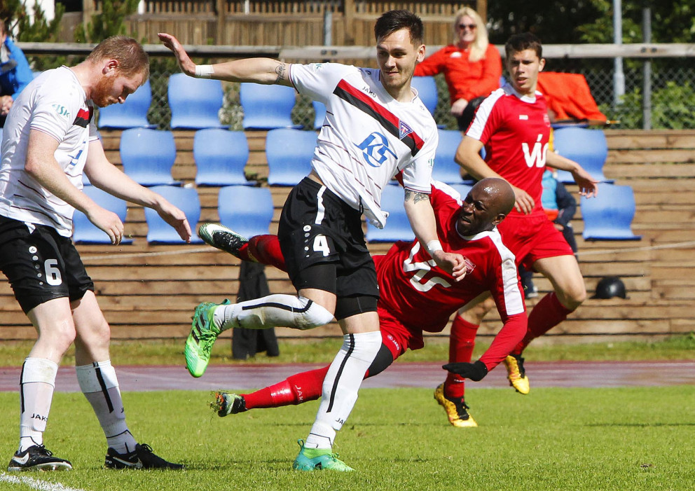 Fannar Kolbeins og Tanner Sica í baráttu við Akil De Freitas í liði Sindra. MYNDIR: ÓAB