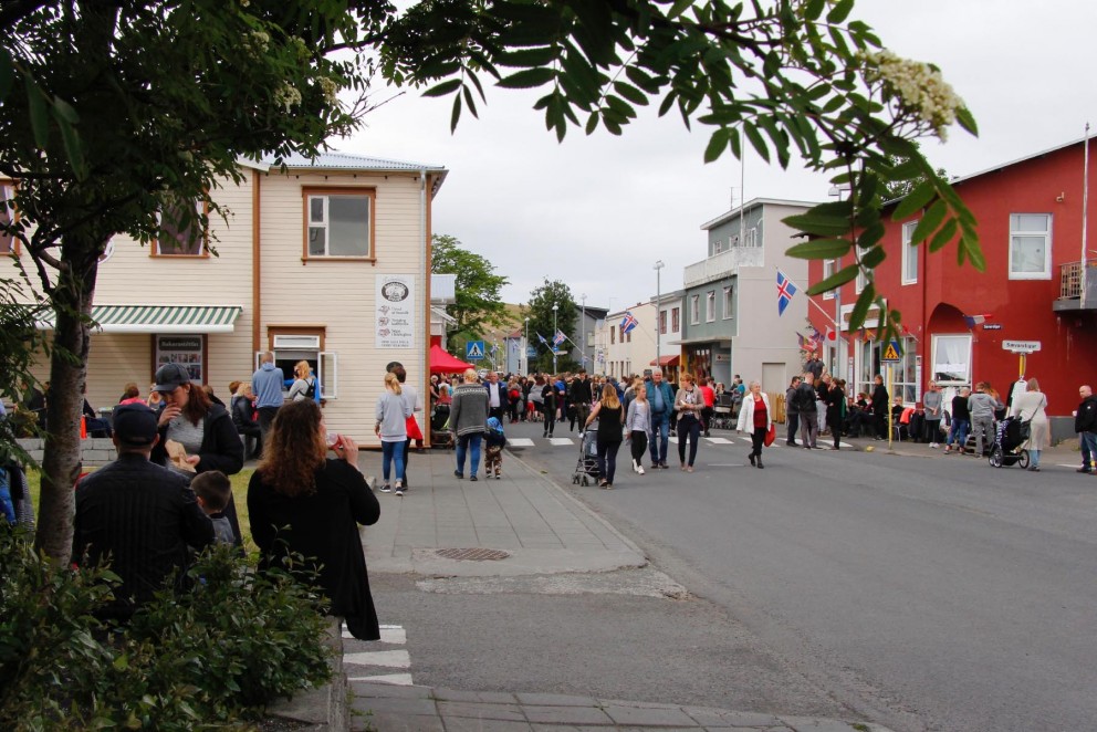 Horft út Aðalgötuna af kirkjutröppunum. MYND: ÓAB