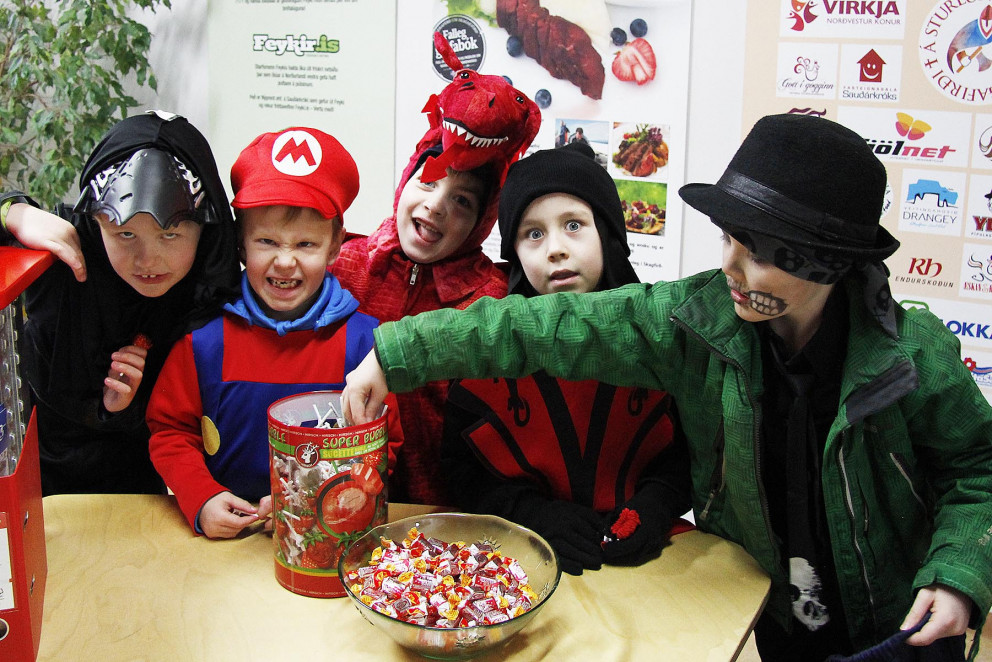 Hressir kappar velja sér sleikjó í Nýprenti.