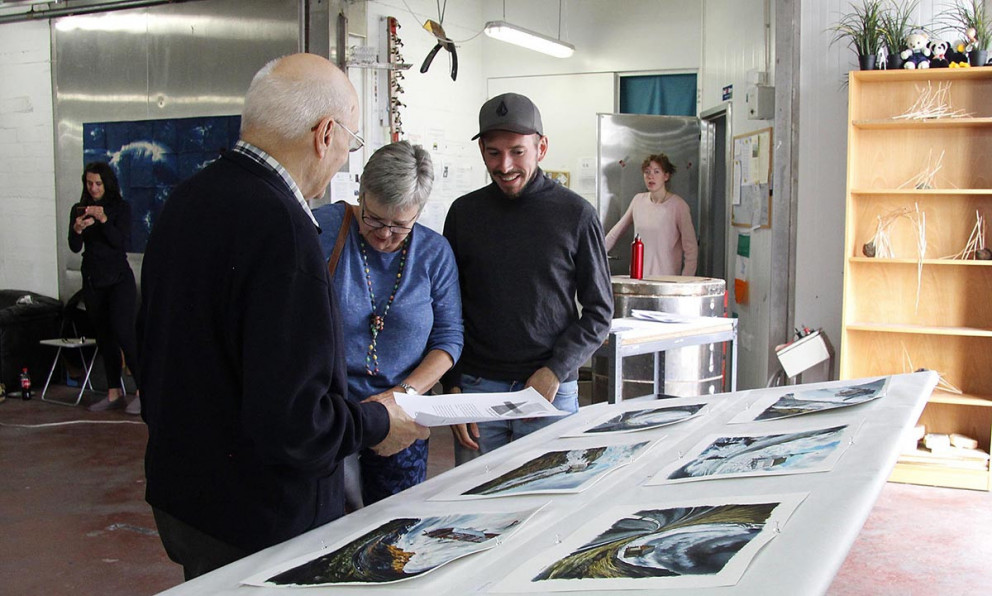 Listamaðurinn Jérémy Pailler (til hægr) fer yfir málin með Unni Magg og Binna Júlla. MYNDIR: ÓAB
