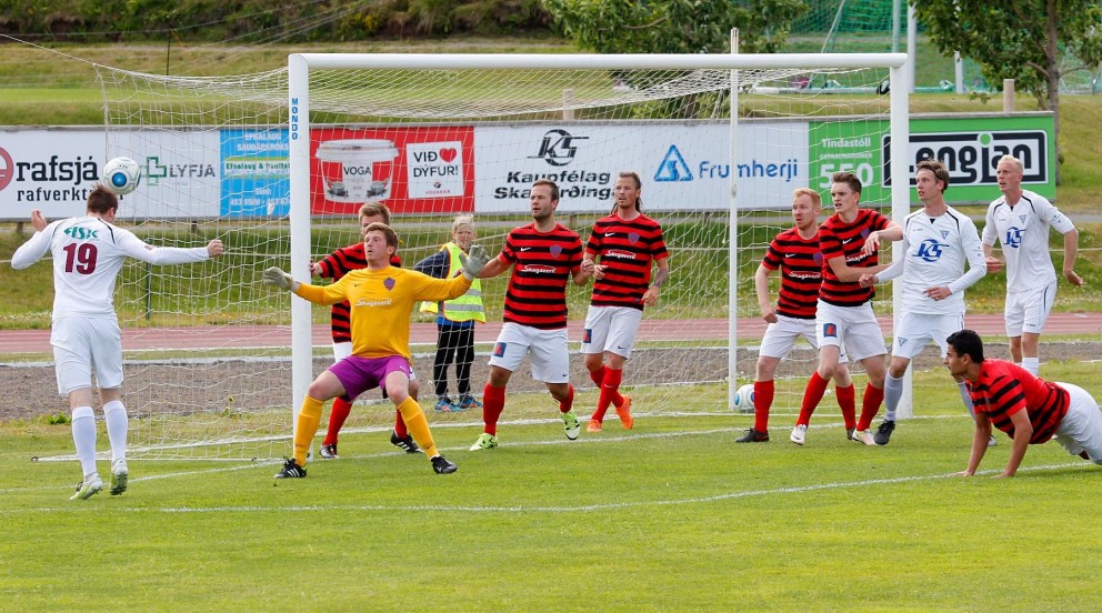 Ragnar Gunnarsson skallar fyrir mark Kára en inn fór boltinn ekki í þetta skiptið.  MYND: ÓAB