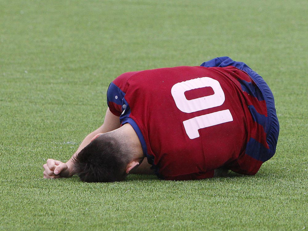 Stefan Lamanna liggur í gervigrasinu. Gróttumenn voru ófeimnir við að brjóta á kappanum. MYND: ÓAB