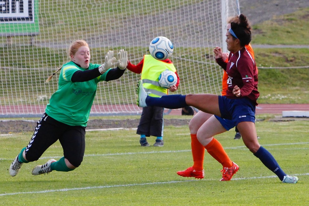 Jesse Shugg skorar fyrsta mark leiksins en hún gerði tvö mörk í kvöld.  MYND: ÓAB