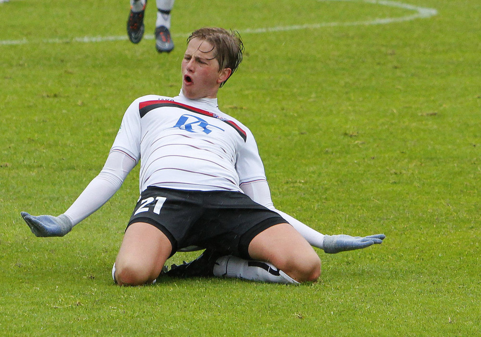 Arnar Ólafs fagnar marki sínu í leiknum með stæl. MYND: ÓAB