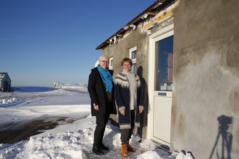 Þuríður Helga og Solveig á Þangstöðum, húsnæði Verðanda endurnýtingarmiðstöðvar. Mynd: Þuríður Helga Jónasdóttir.