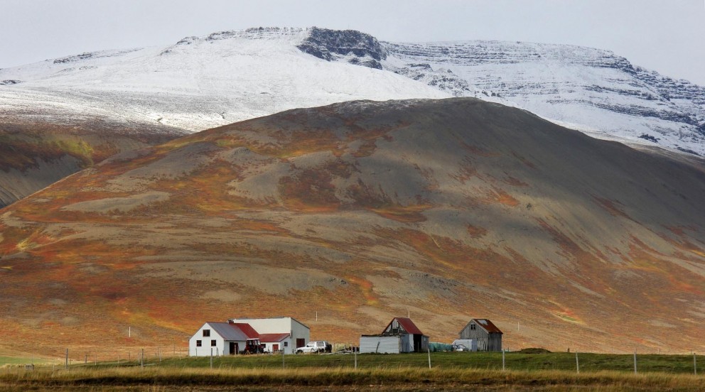 Á Nöfum. Haustskreyttur Tindastóllinn með hvítan koll. MYND: ÓAB