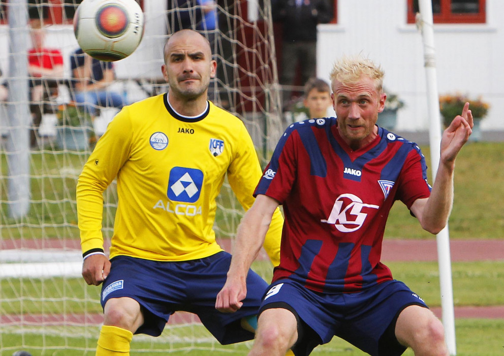 Kenny Hogg í baráttunni á vítateig gestanna. MYND: ÓAB