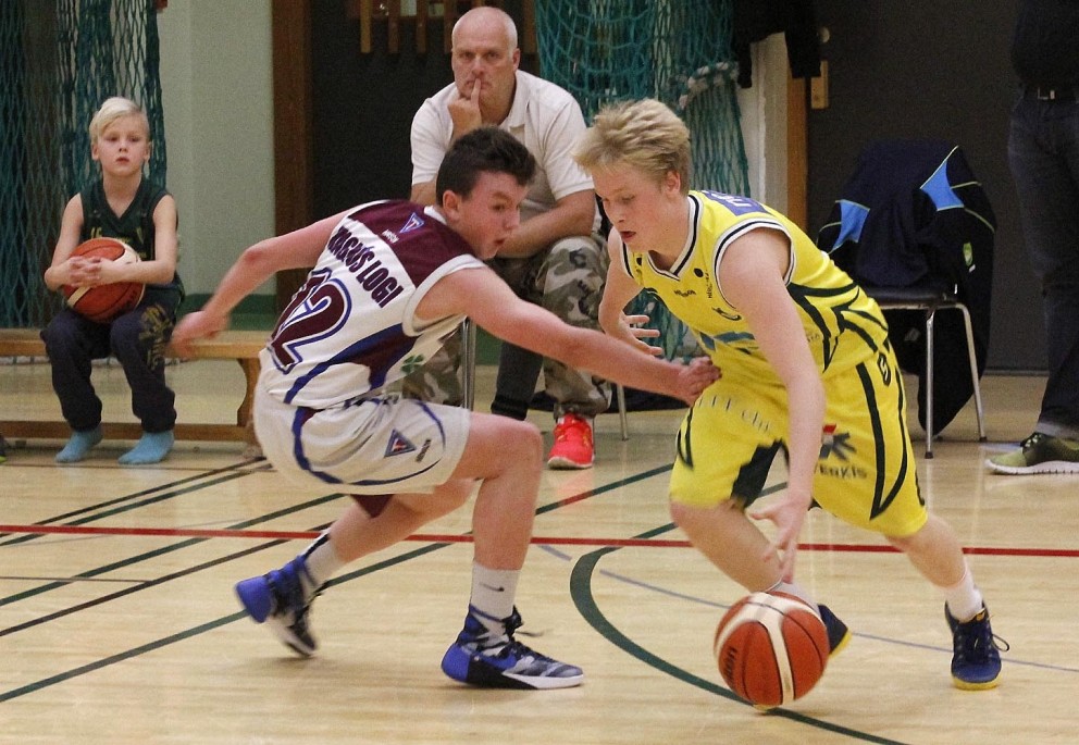 Magnús Logi í baráttu við Borgfirðing.