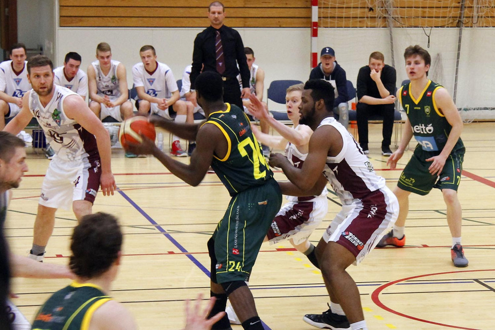 Hester og Hannes bjóða Whitfield góðan daginn. Helgi Rafn fylgist með.  MYND: ÓAB