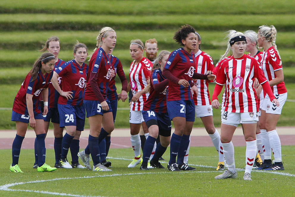 Stelpurnar gera sig klárar fyrir fast leikatriði. MYND: ÓAB