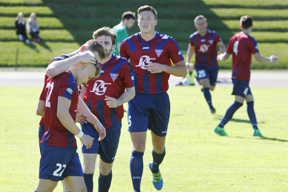 Hólmari Skúlasyni vel fagnað eftir að hafa jafnað leikinn með glæsimarki. MYND: ÓAB