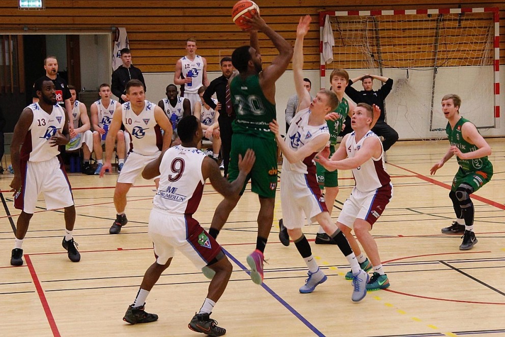 Tindastólsmenn reyna að verjast Atkinson í kvöld. MYND: ÓAB