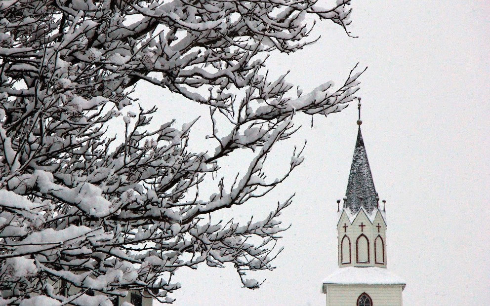 Turninn á Sauðárkrókskirkju í snjókomunni í morgun.  MYNDIR: ÓAB