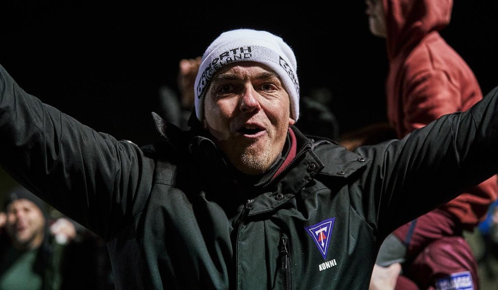 Konni kampakátur í leikslok í gær en á sínu fyrsta ári sem þjálfari meistaraflokks Tindastóls hefur hann náð flottum árangri í deild og er nú kominn með lið sitt í úrslitaleik á Laugardalsvelli. Til hamingju! MYND: SIGURÐUR INGI