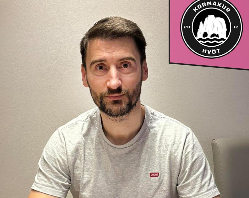 Aco við undirskrift samningsins. MYND: AÐDÁENDASÍÐA KORMÁKS