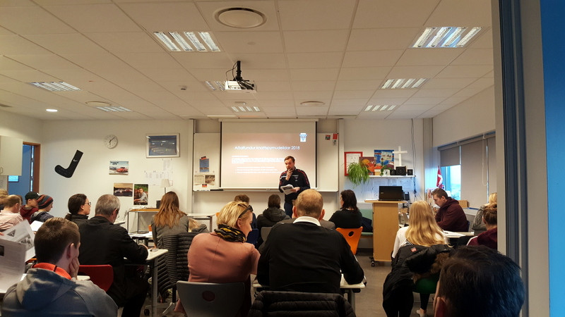 Frá aðalfundi knattspyrnudeildar Tindastóls. Jón Stefán Jónsson ræðir við fundarmenn. Mynd: PF