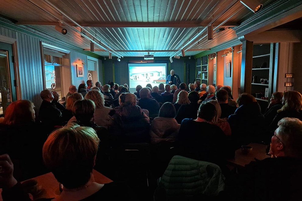 Frá dagskránni Aðalgatan á aðventu sem fór fram í gær fyrir fullum sal af fólki. MYND: ÓMAR BRAGI