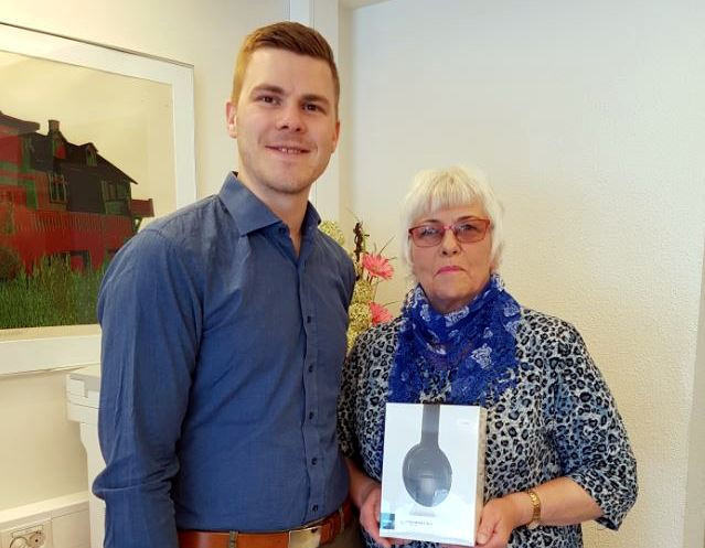 Vinningshafinn Elísabet Ögmundsdóttir ásamt Guðlaugi Skúlasyni, fyrirtækjaráðgjafaSímans