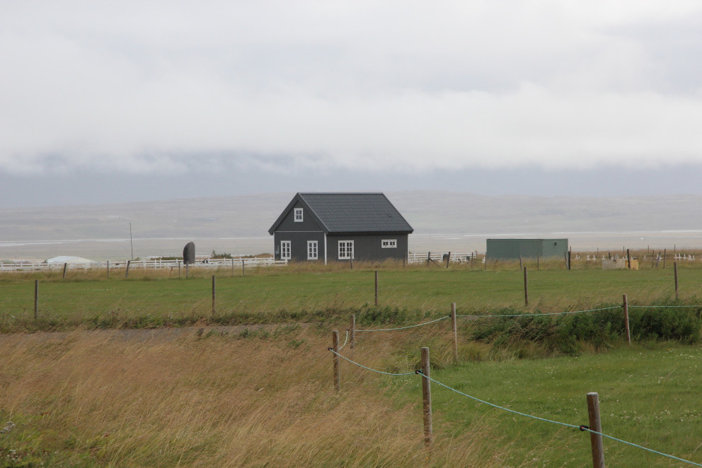 Nýja aðstöðuhúsið sómir sér vel á nýjum stað.