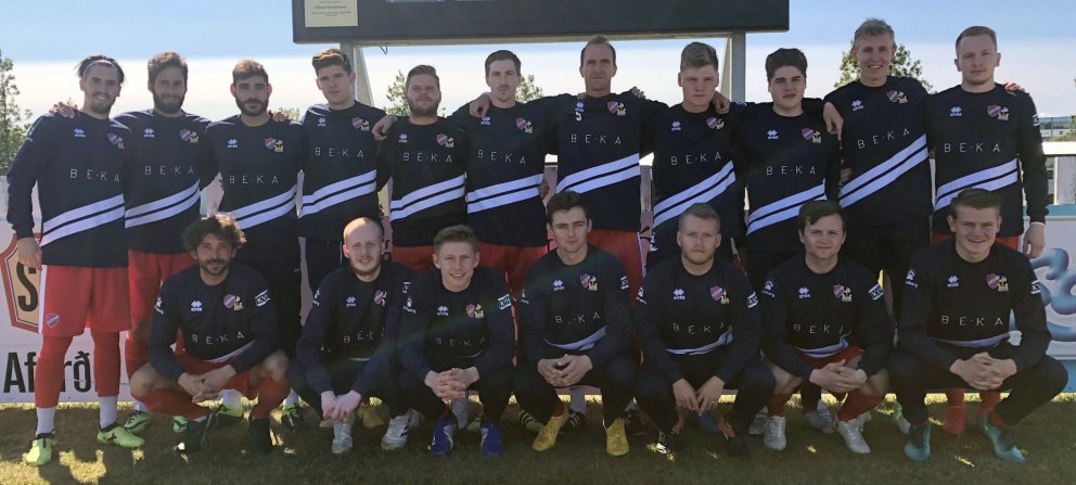 Drengirnir úr K/H í nýja æfingasettinu sem þeir fengu fyrir leikinn. MYND: LAM