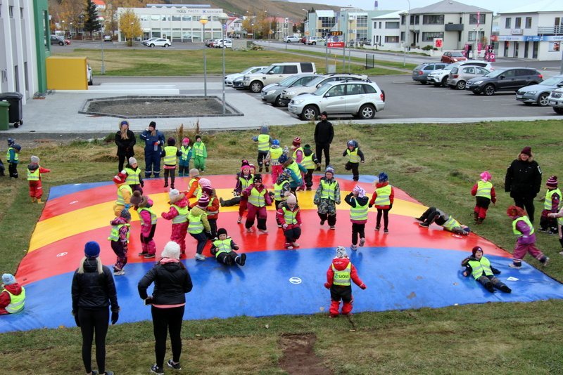 Börnin í skólahóp Ársala kunnu vel að meta ærslabelginn sem loksins er risinn á Króknum. Mynd: PF.