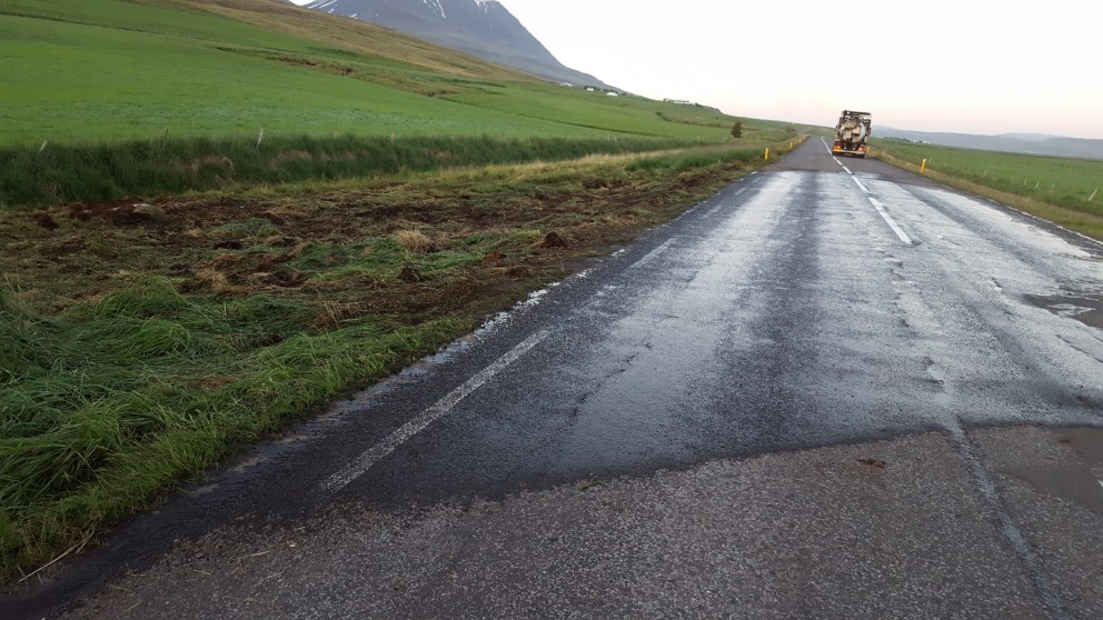 Af vettvangi í Blönduhlíð þegar hreinsun var lokið í nótt. Mynd/Skeljungur.