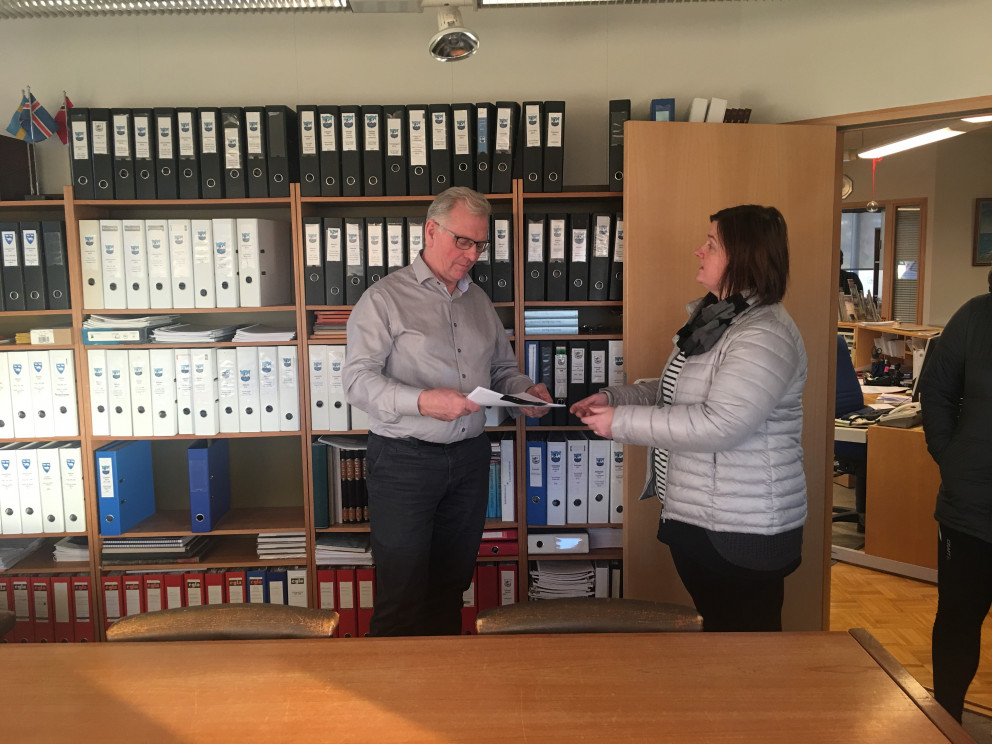 Dagný Rósa Úlfarsdóttir kennari afhendir Magnúsi Jónssyni sveitarstjóra undirskriftalistann.