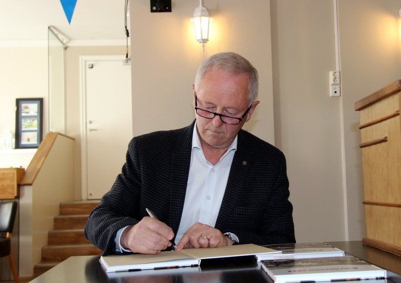 Ágúst Guðmundsson hafði nóg að gera í áritun bóka. Mynd: PF.