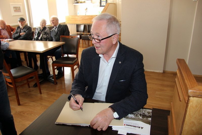 Ágúst Guðmundsson hafði nóg að gera í áritun bóka en hann var afar ánægður með góða mætingu og undirtektir hinna fjölmörgu gesta sem kom á útgáfuhóf Á Króknum 1971. Mynd: PF.