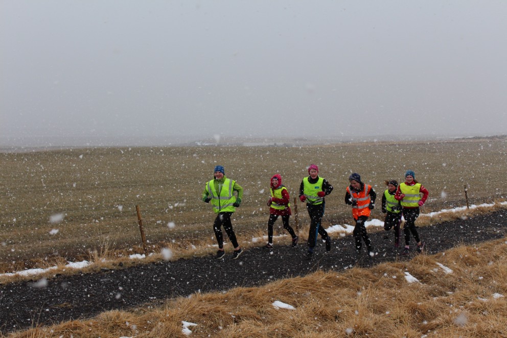 Nemendur í 7. og 8. bekk Varmahlíðarskóla létu snjókomu ekkert á sig fá þegar þeir hlupu um 65 km í áheitahlaupi til styrktar Ívar Elí Sigurjónssyni. Mynd: Íris Olga Lúðvíksdóttir.