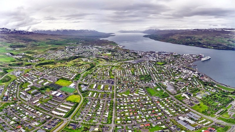 Flogið yfir Akureyri. Mynd af Hms.is.