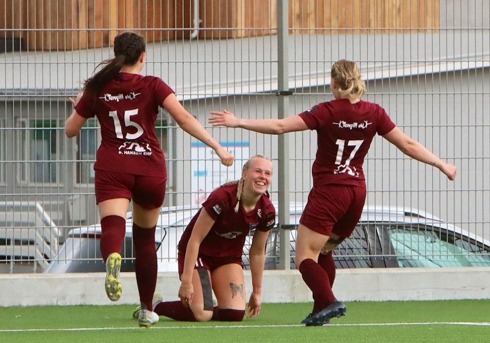 Aldís María sátt með markið sitt. Anna Margrét og Hugrún samfagna henni. MYND: ÓAB