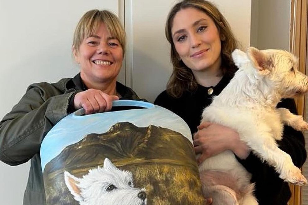 Gígja Óskarsdóttir listakona kom Alexöndru sveitarstjóra á óvart í byrjun april þegar hún færði henni glæsilegan rusladall en á hann hafði hún málað mynd af Olla, aðstoðarsveitastjóra Skagastrandar, með Spákonufellið í baksýn. MYND AF FACEBOOK