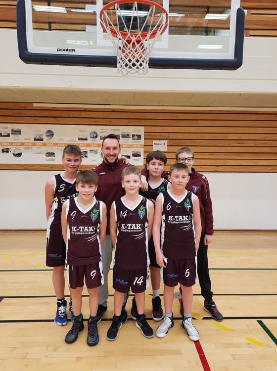 Hér má sjá A-lið Tindastóls með þjálfaranum sínum. MYND: Rabbý