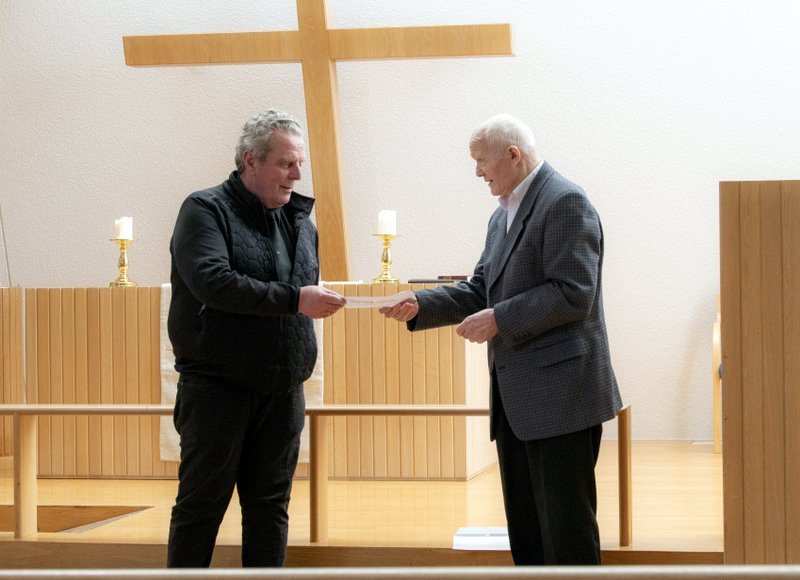 Jón A. Sæbjörnsson, sóknarnefndarformaður Blönduóskirkju, tekur við ávísun úr hendi Sigurjóns Guðmundssonar frá Fossum. Myndir: Róbert Daníel Jónsson.